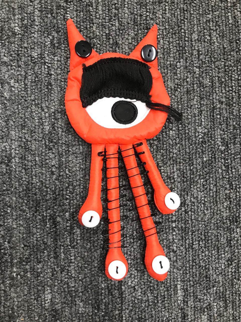 2022年夏季新款大眼睛布贴重工diy曲别针纽扣橙色小怪兽充棉立体