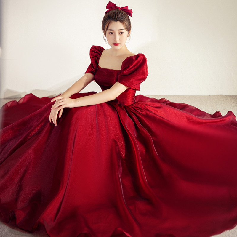 新款影楼主题旅拍婚纱摄影一字肩酒红礼服网红形象拍照写真轻婚纱