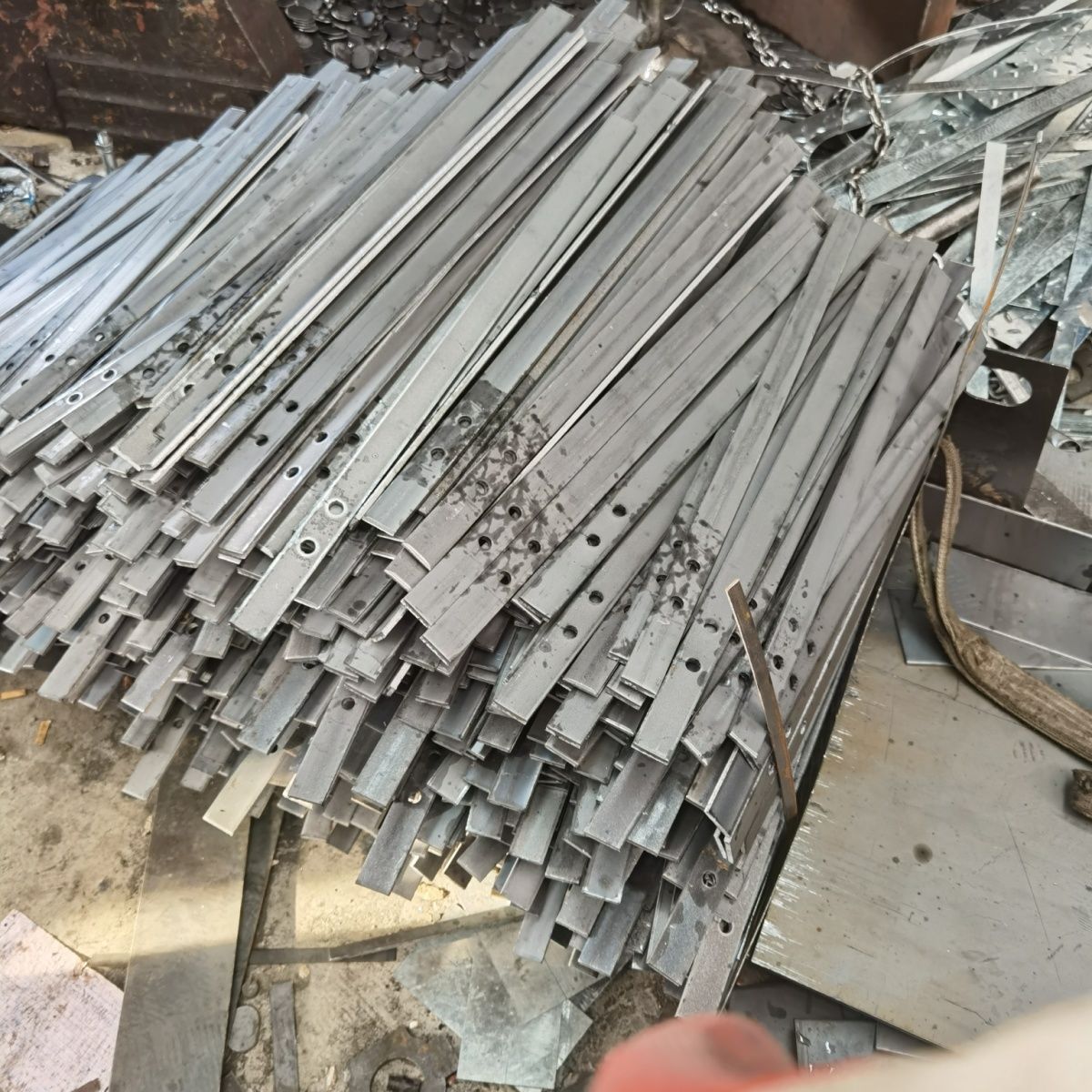 铁条子扁铁 扁条铁皮带孔镀锌冷板黑板维修安装工具