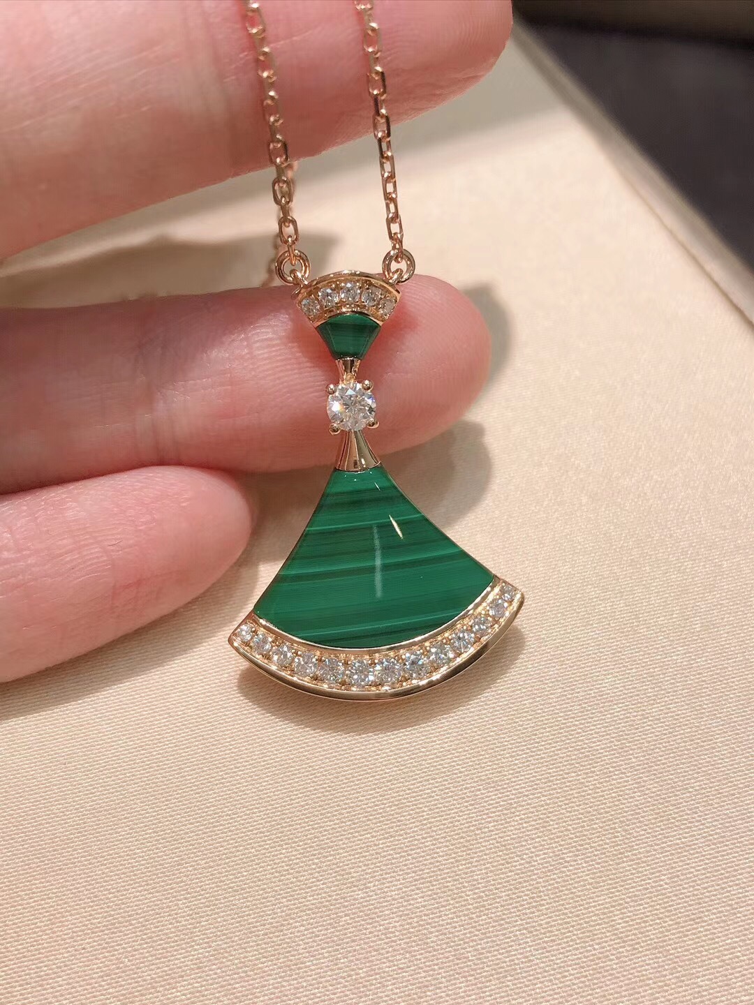 宝家s925银bv白贝母七夕小裙子项链v金厚金cnc高品质扇形锁骨链