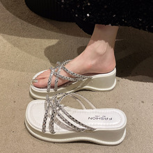 2024年新款珍珠厚底拖鞋女夏季外穿仙女风坡跟一字水钻沙滩凉拖鞋