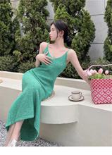 绿色吊带裙女2024夏季新款法式设计感小众显瘦内搭度假针织连衣裙