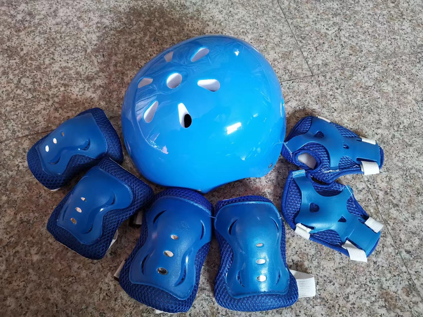 儿童骑行头盔护具7件套梅花盔小蝴蝶护具运动防护护肘护手护膝