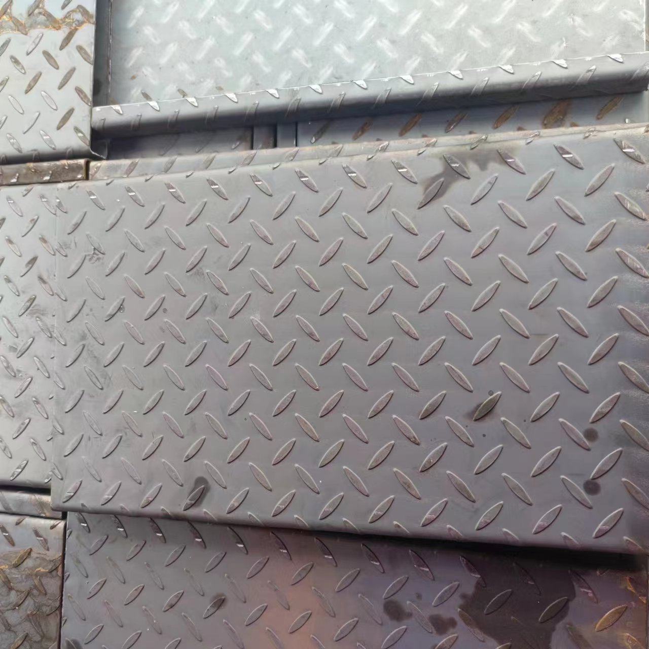 花纹板踏步板 脚踏板楼梯铁板 钢结构楼梯板 防滑户外铁台阶板