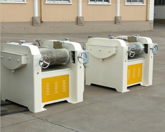 电动类型转轴式研磨机工作方式三辊研磨机重量根据要求(kg)外形尺寸