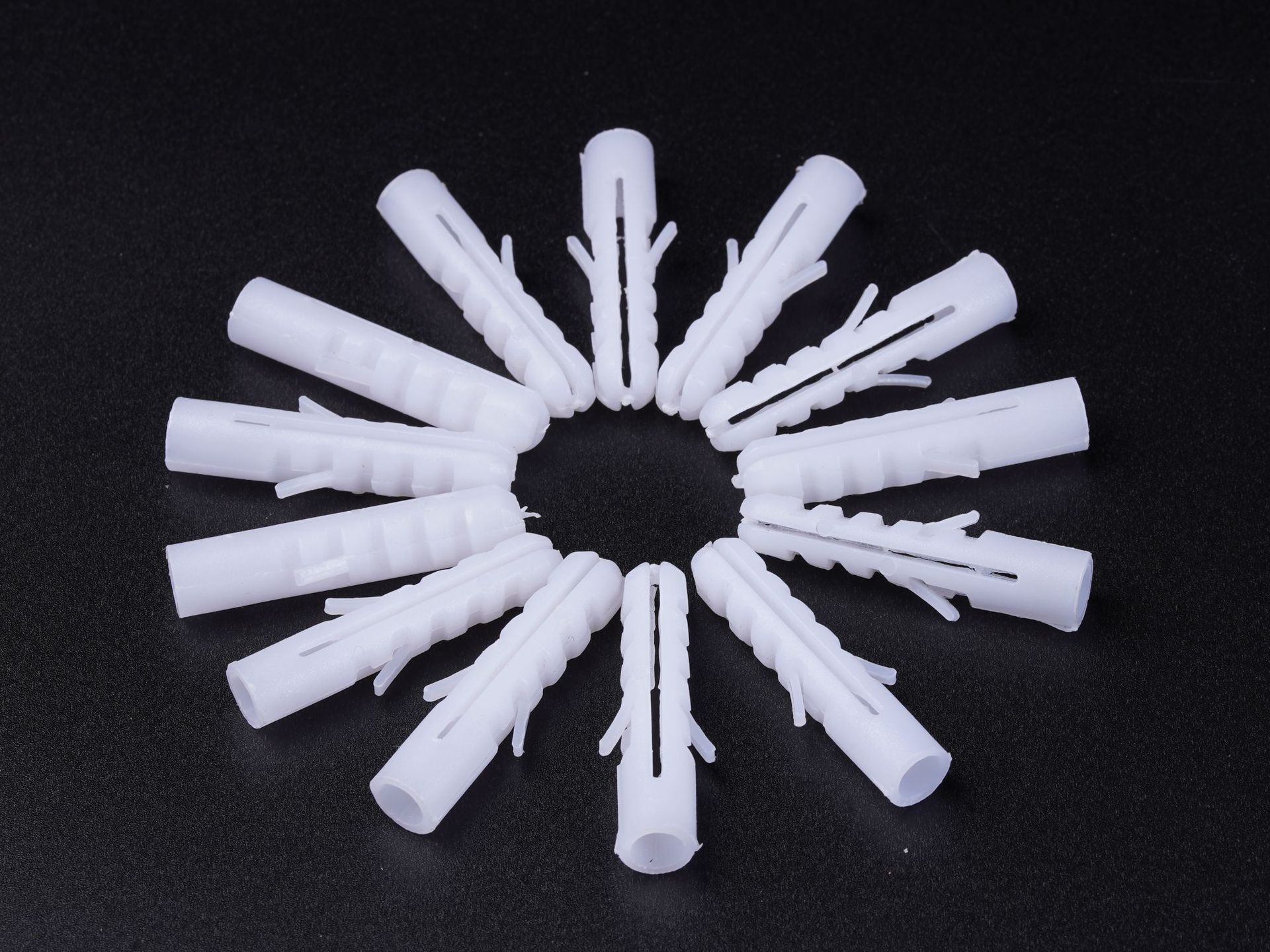 鱼形无边塑料膨胀管原料胀塞胶塞墙塞胀栓嵌入式壁虎窗帘配件螺丝