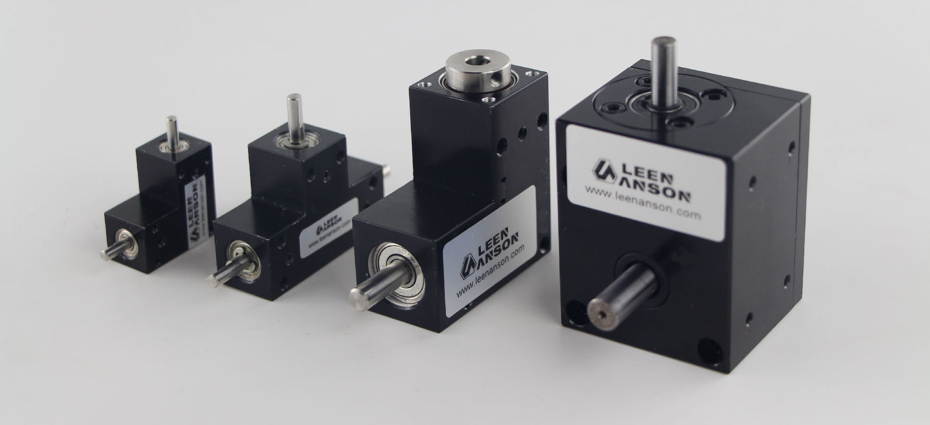 小体积高精度微型直角转向器90度伞齿轮箱