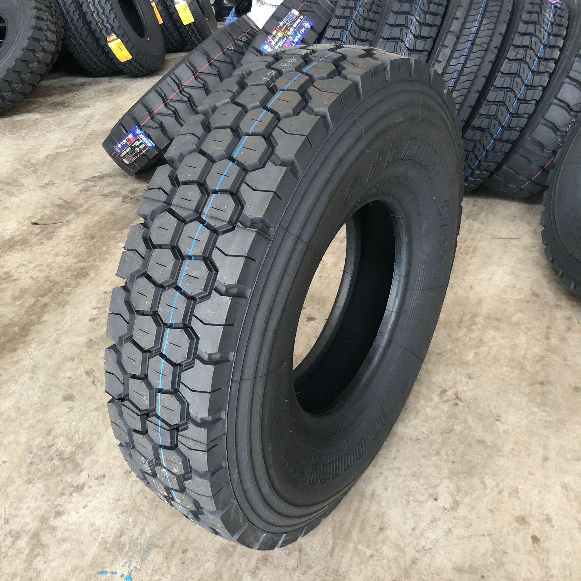 批发渣土自卸车轮胎 900 1000 1100 1200r20 全钢抗载前四后八轮