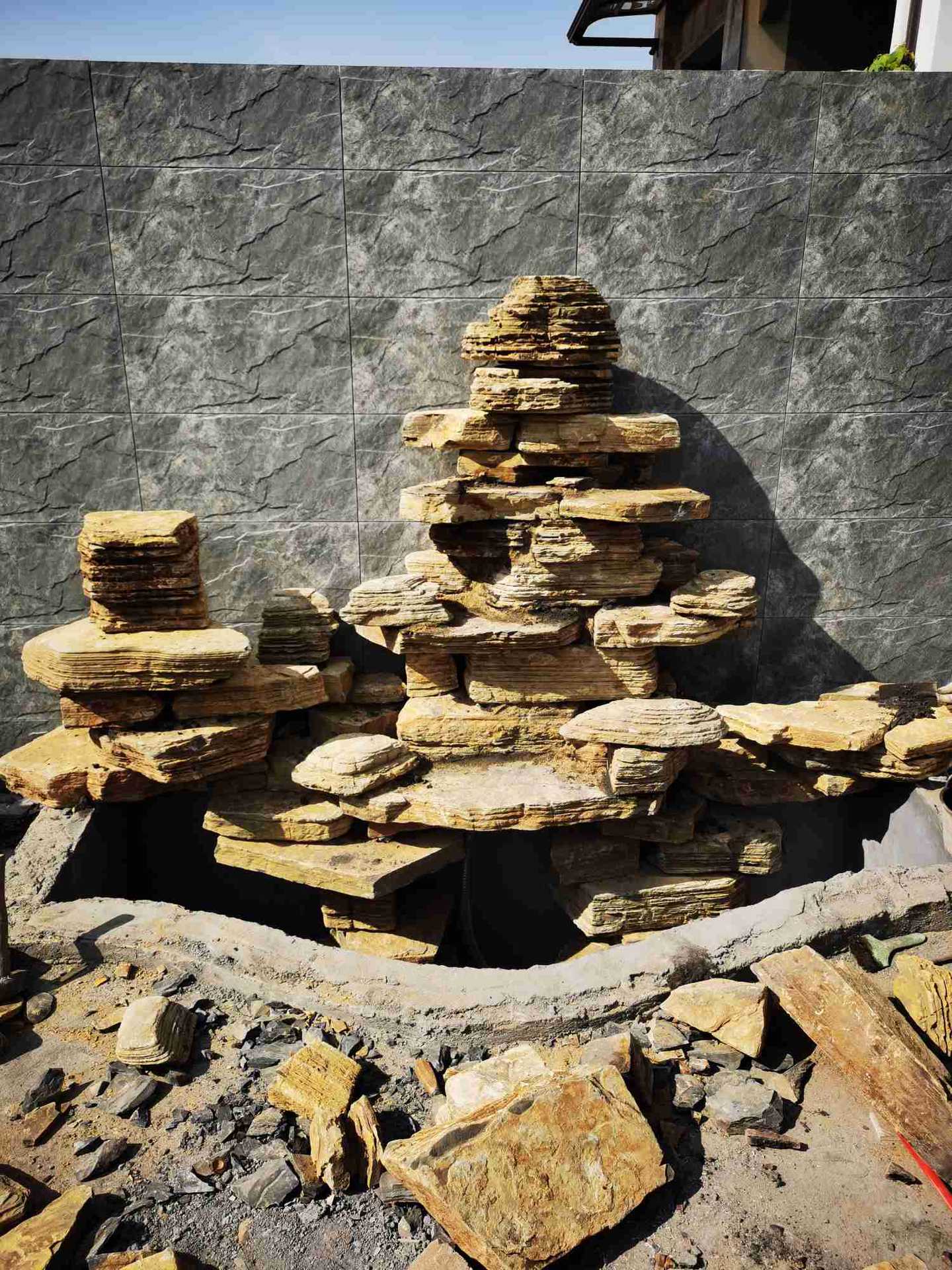 别墅小庭院制作小型鱼池假山景观 黄色千层石假山水池流水 安装