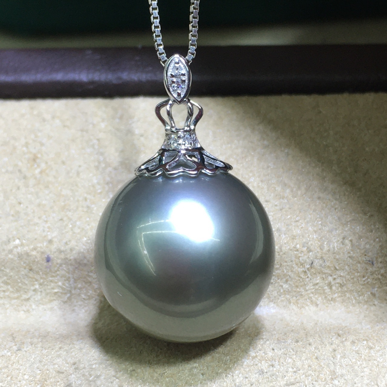 天然海水大溪地黑珍珠吊坠15-16mm 正圆极微瑕微瑕18k金钻石材质