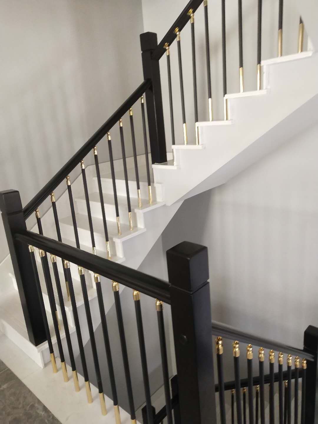 现代简约楼梯铁艺楼梯扶手现代轻奢护栏手铝艺立柱室内护栏别墅