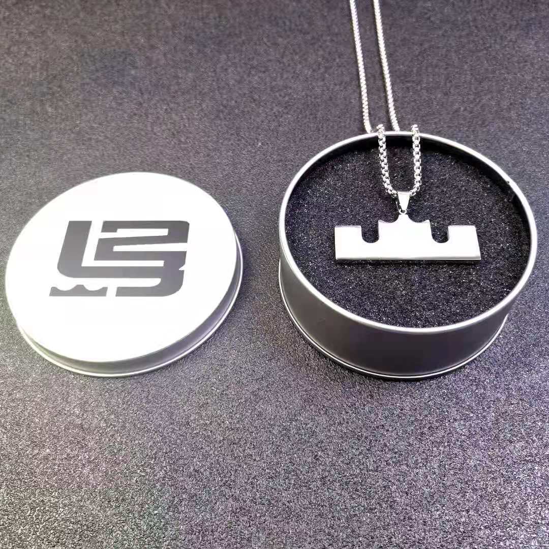 一件代发nba勒布朗詹姆斯球星小皇帝logo钛钢吊坠篮球项链男挂件