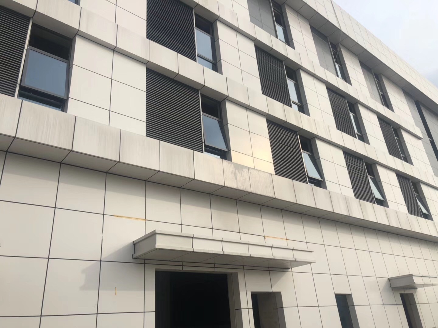 厂家定制3mm灰色氟碳烤漆铝板地标建筑大楼金属防火板墙面铝单板