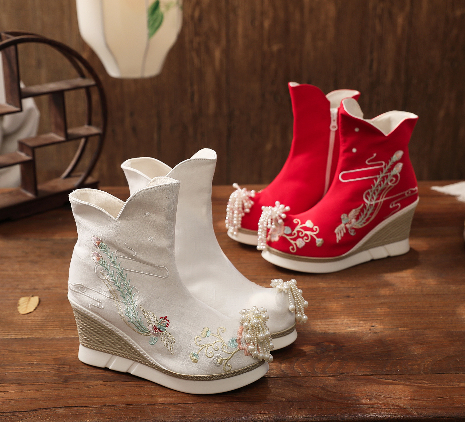 秋冬新款古风女汉服靴子古装增高翘头唐风明制搭配登云履绣花靴子