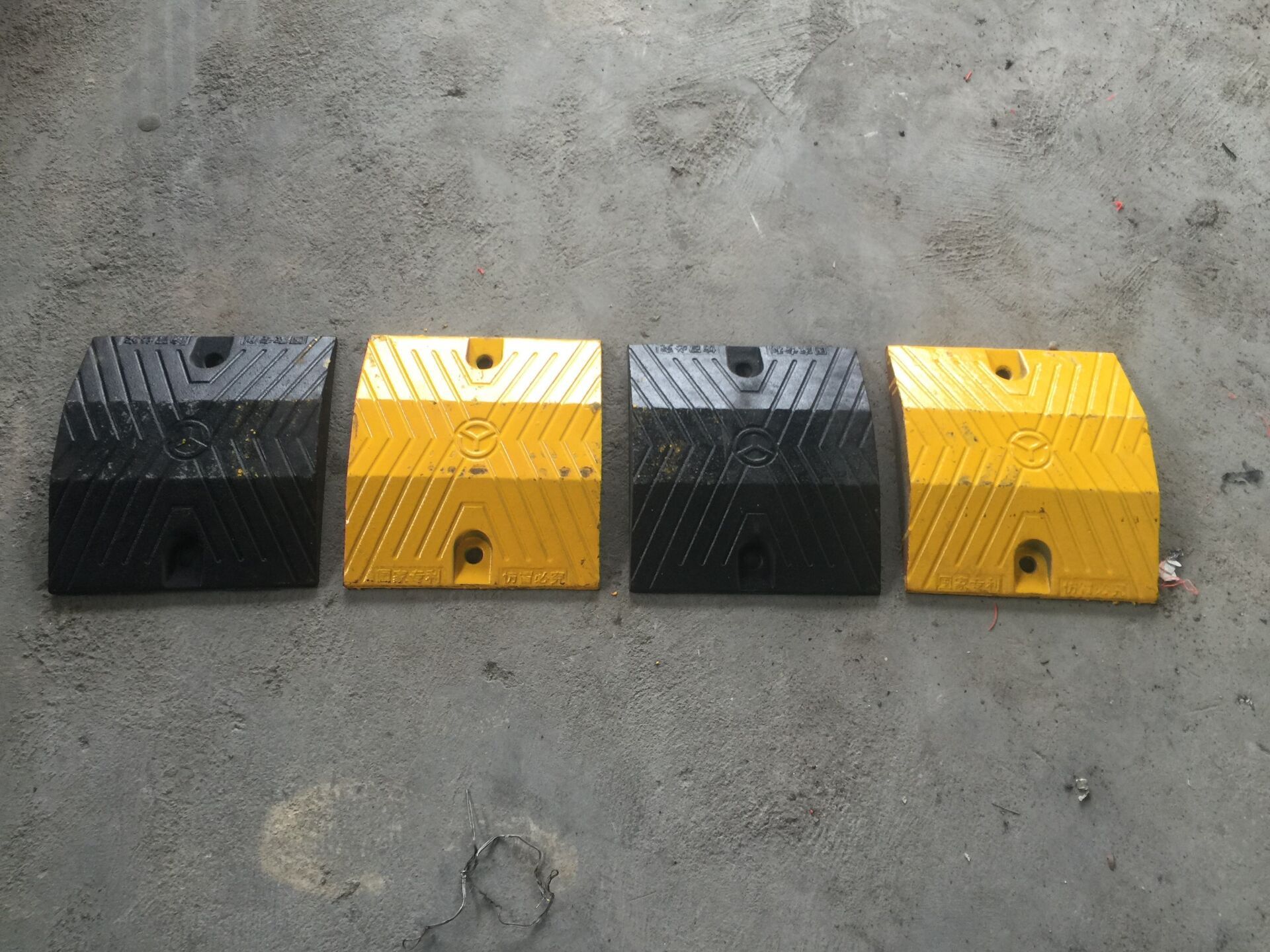 厂家直销 实心铸钢减速带 道路减速设施 公路减速带铸钢