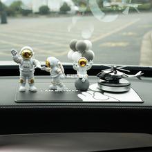 2023新款汽车饰品潮酷太空人太空人摆件中控台装饰香薰太阳能