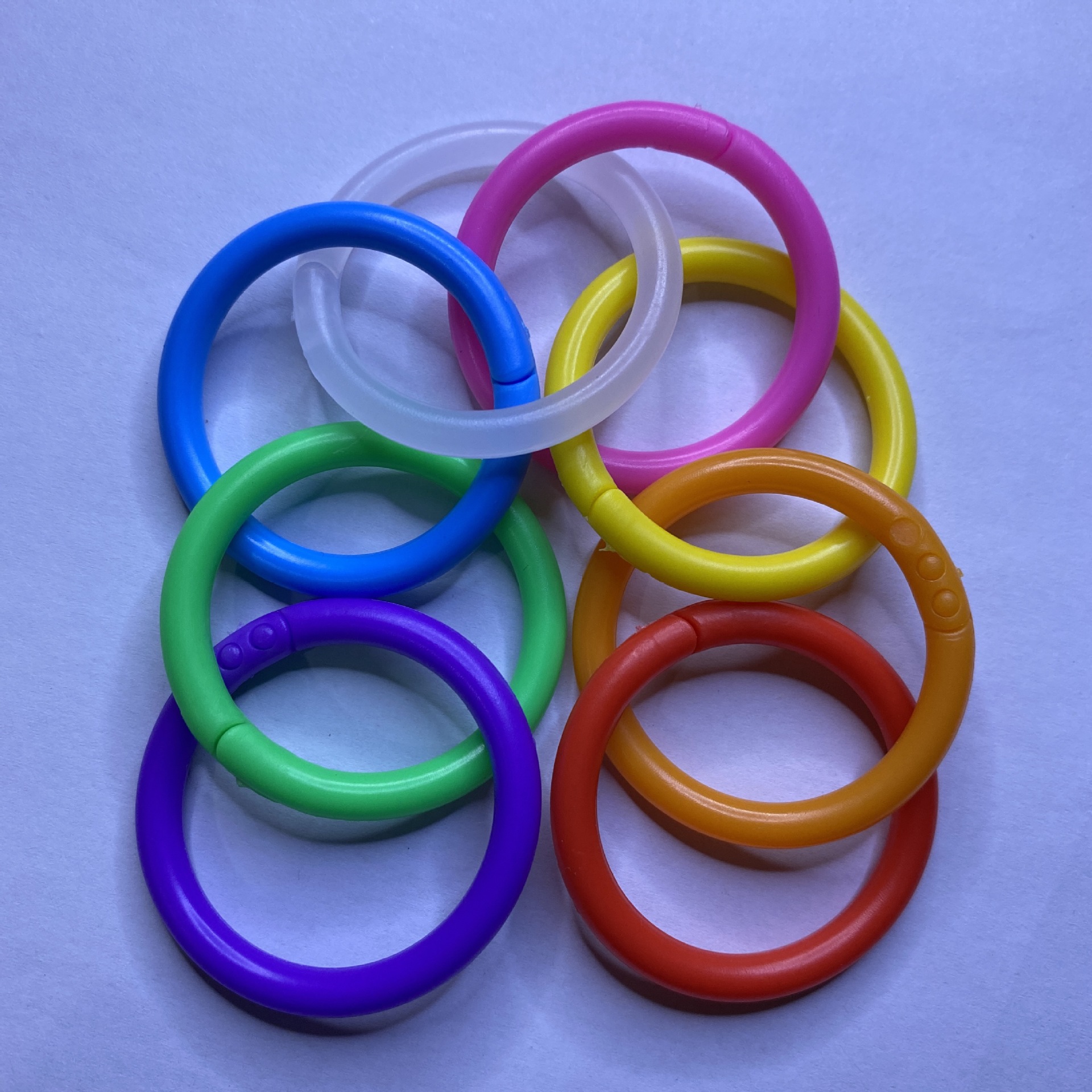 现货批发内径28mm彩色pe塑料高韧性双扣开口圈文本卡片活页扣