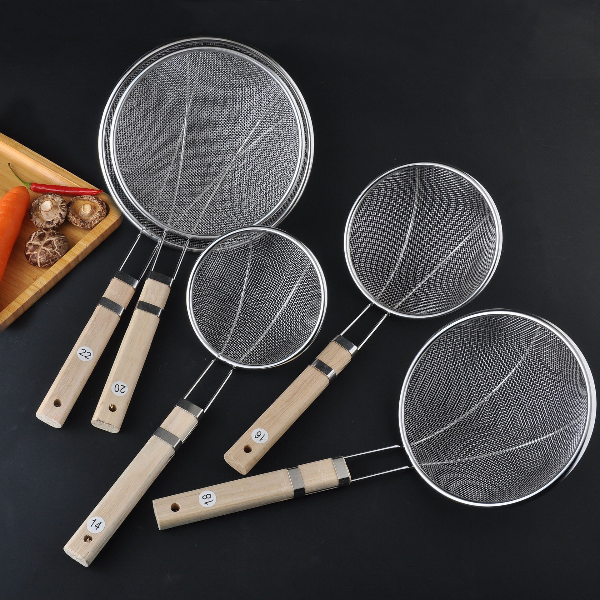 Hot Wholesale Non-Magnetic Stainless Steel Wooden Handle Strainer Strainer Fried Pasta Spoon Multi-Functional Household Kitchenware Filter Screen