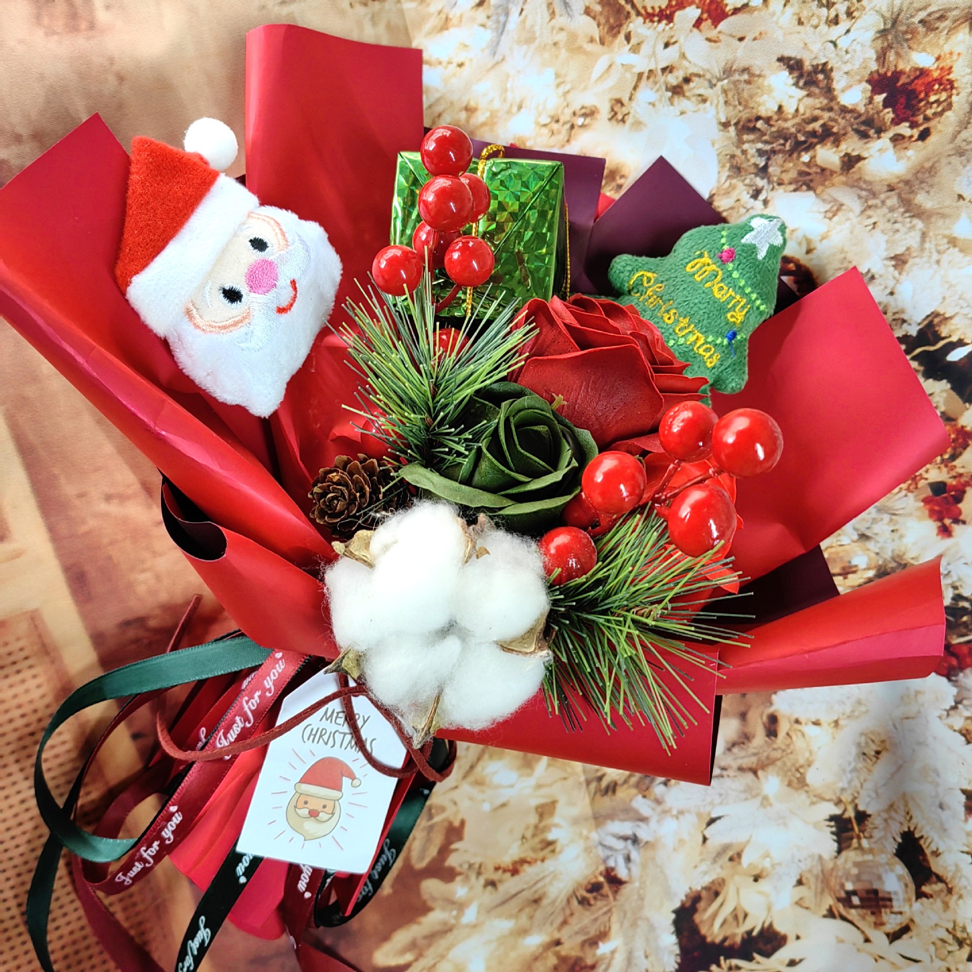 圣诞节花束创意仿真香皂花束套装圣诞老人玩偶棉花红果花束跨境