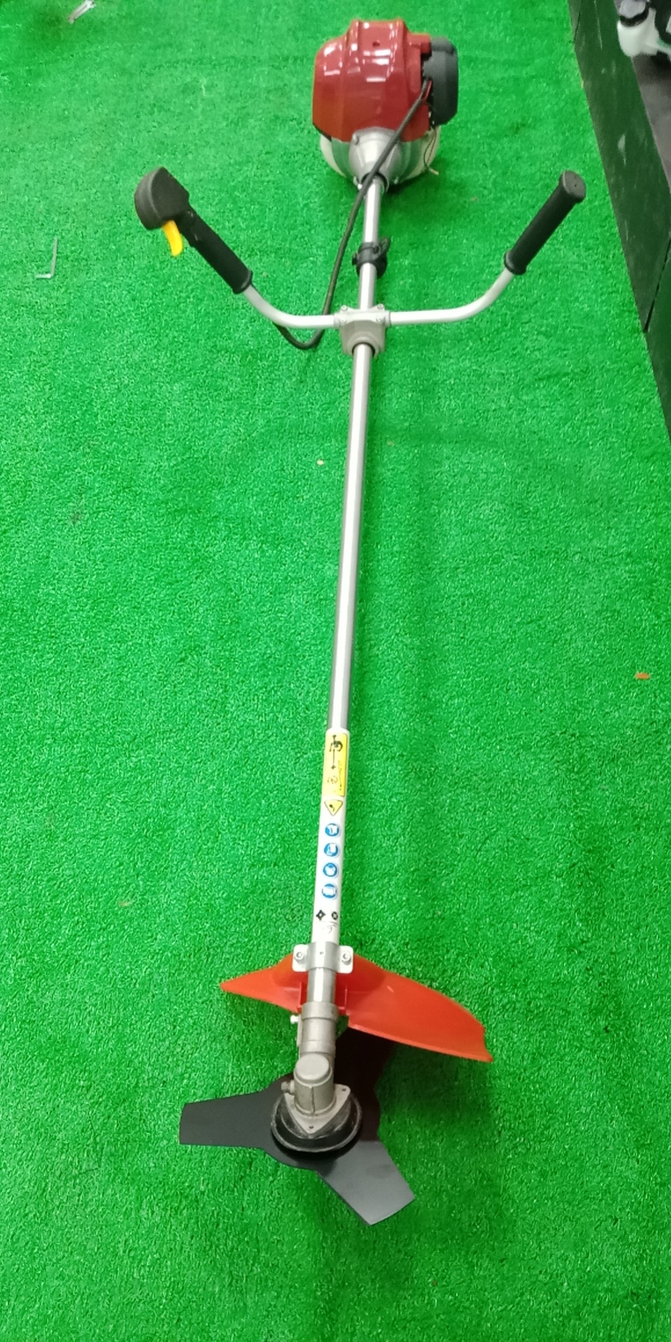 8cc割灌机 brush cutter