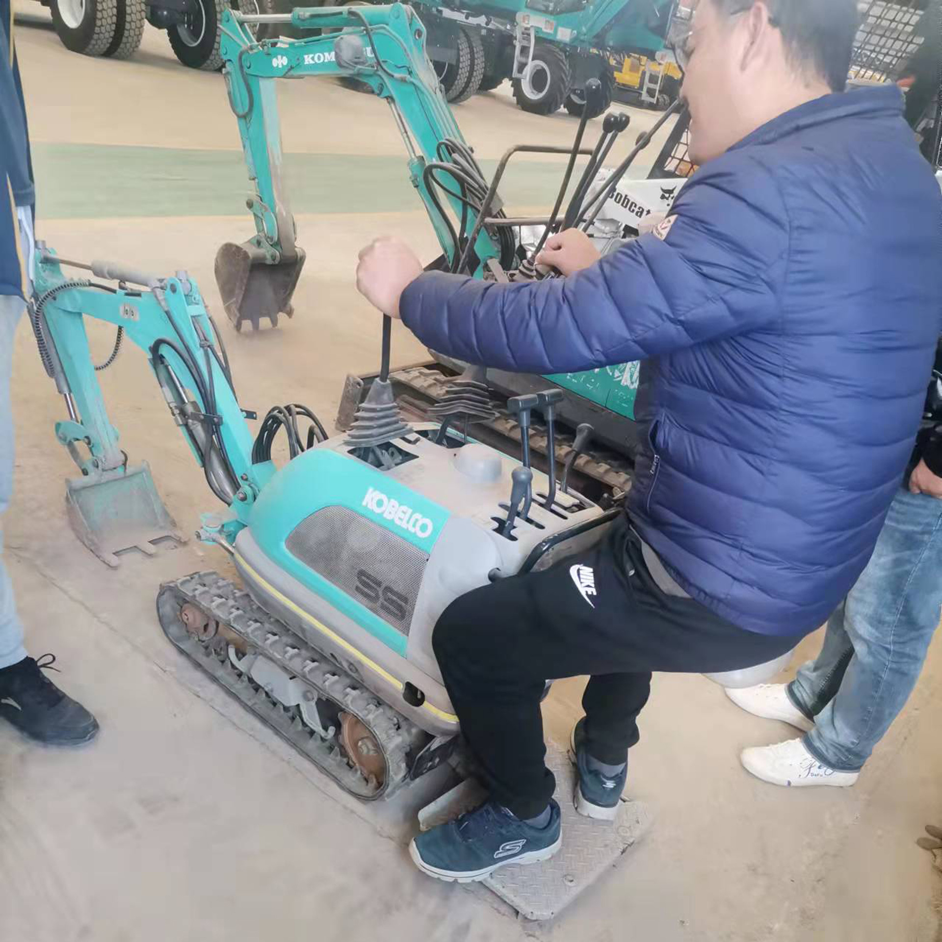 二手袖珍迷你小挖机日本原装二手小挖微型挖土机履带式小型挖掘机