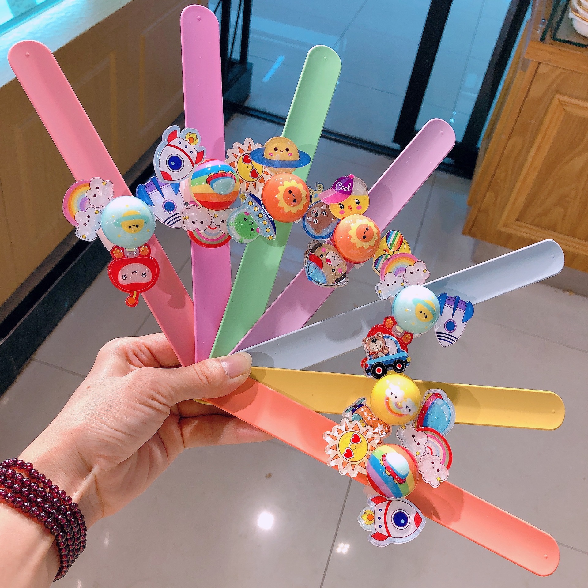 男女宝汽车飞机火箭卡通啪啪圈儿童发光旋转闪灯手环玩具带灯手镯