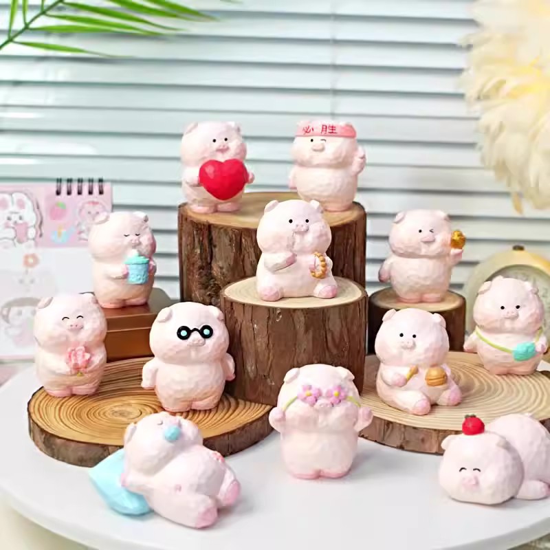 2025新款可爱必胜小猪可爱手工摆件萌粒盲盒车载树脂小摆件工艺品