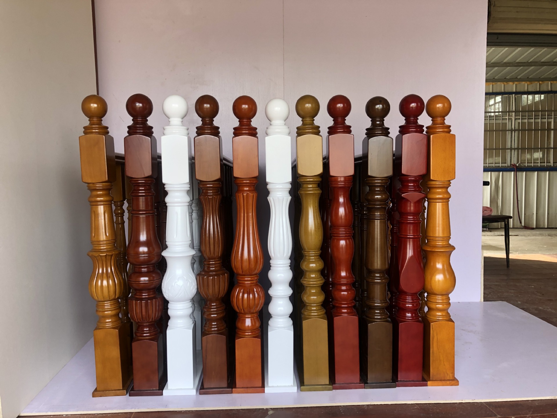 工厂批发实木楼梯扶手立柱楼梯护栏 别墅楼梯扶手木栏杆 烤漆立柱