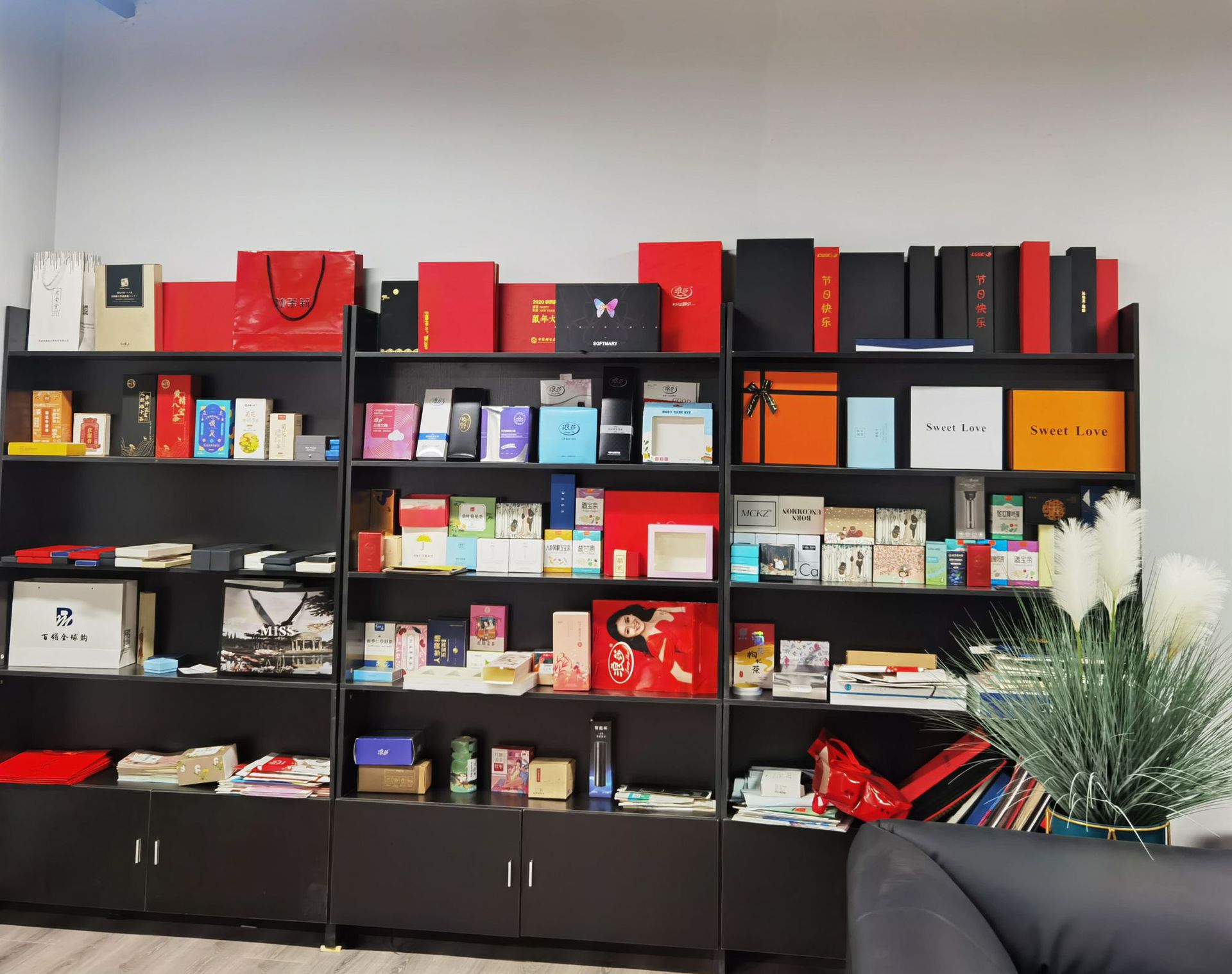 样品间展示本公司楼上楼下一共占地2000多平,印刷,覆膜,压痕,全自动糊