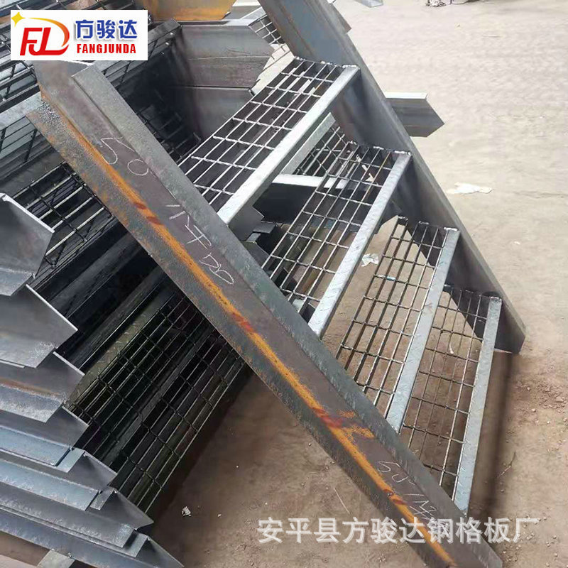 钢结构爬梯桥梁施工安全钢爬梯 工程钢铁爬梯 室外花纹踏步板楼梯