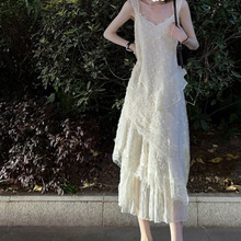 蕾丝花边拼接白色吊带连衣裙子女超仙女显瘦气质设计感长裙