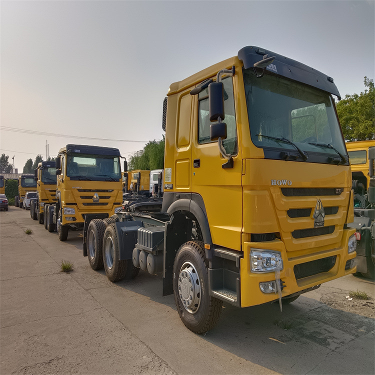 出口二手豪沃牵引车头371马力 国三排放 双驱体重汽豪沃牵引车