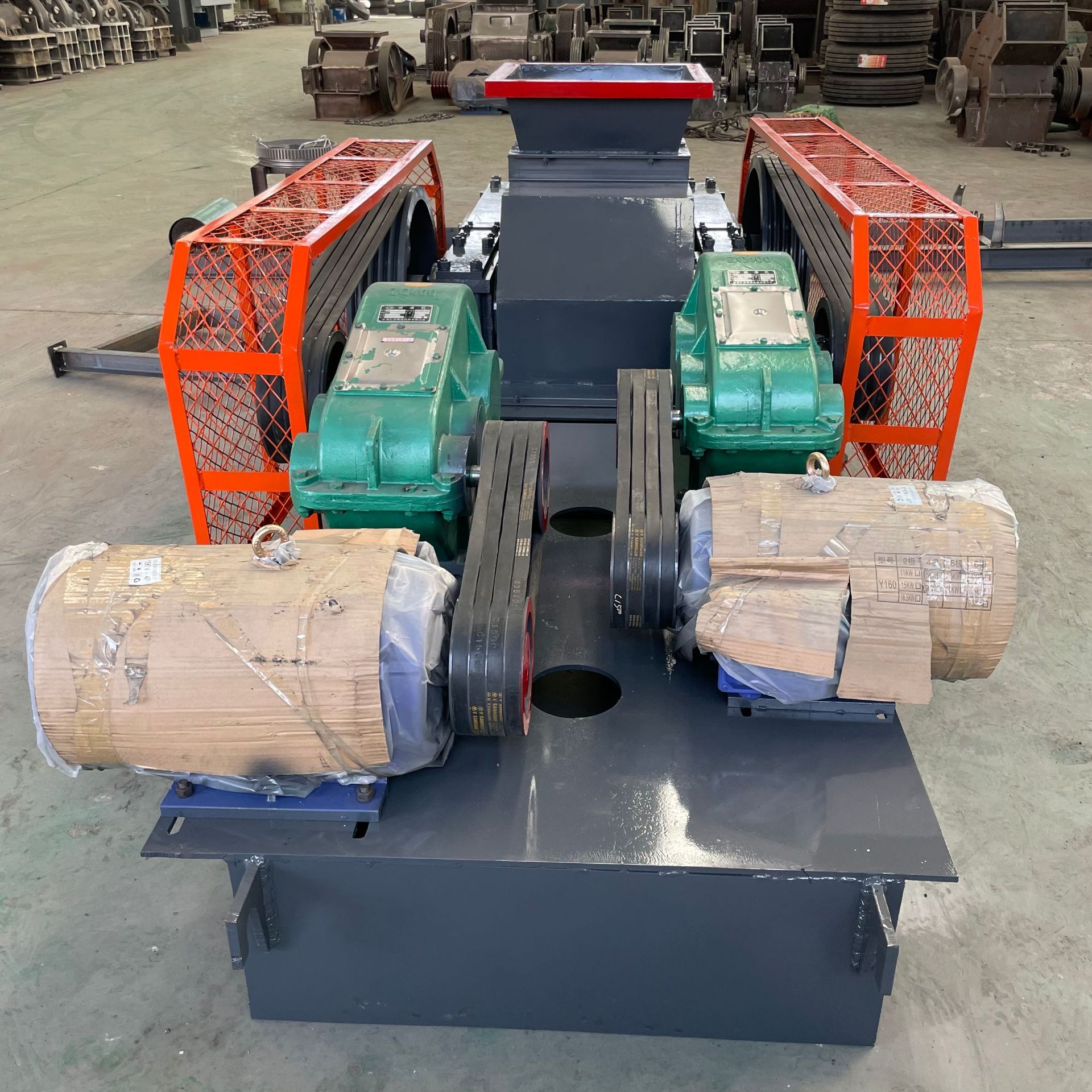 大型双齿辊对辊式制砂机全自动全液压对辊制砂机煤矸石辊式粉碎机