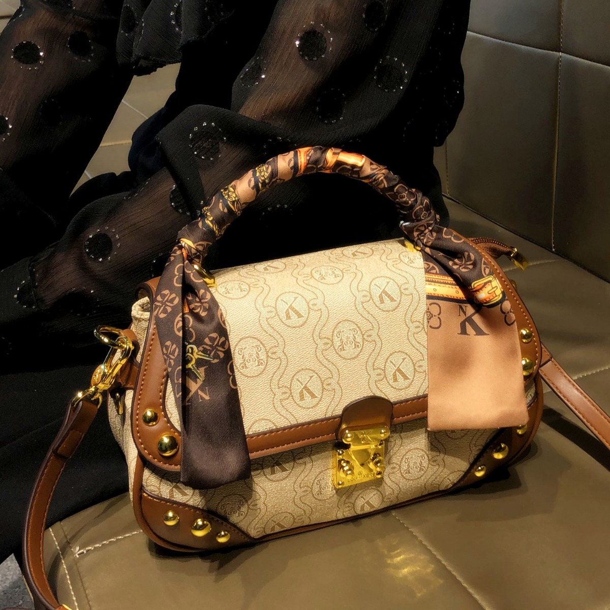 香港品牌包包女式2024新款夏季高级感手提小包单肩斜跨真皮小方包