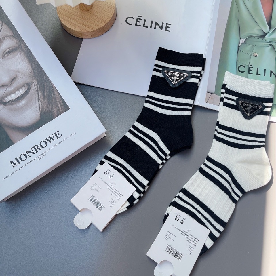 欧货春夏高棉时尚字母三角标黑白条袜子女中筒袜薄棉潮网红饰品袜