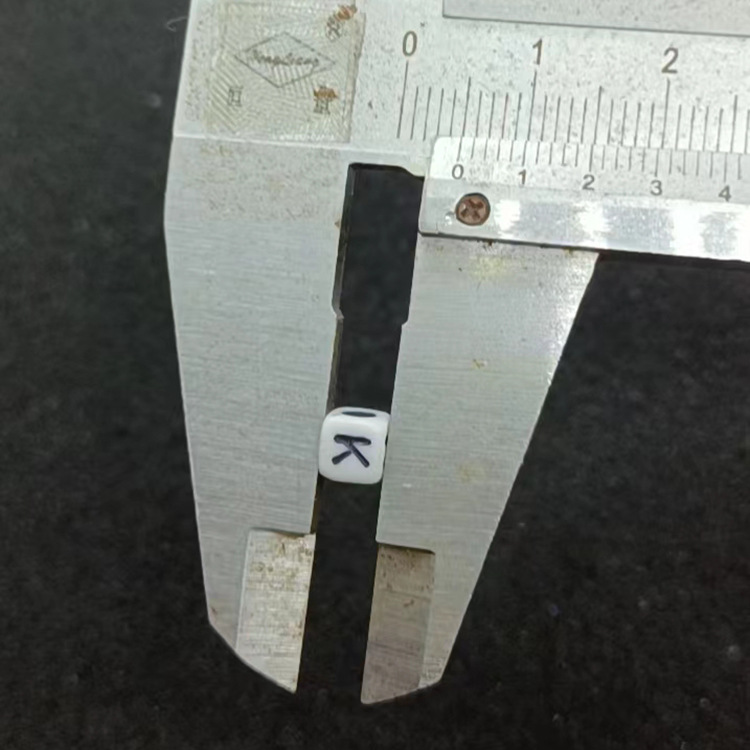 5mm字母珠孔芯黑色2mm孔径四方形字母珠diy儿童装饰可做干净孔心