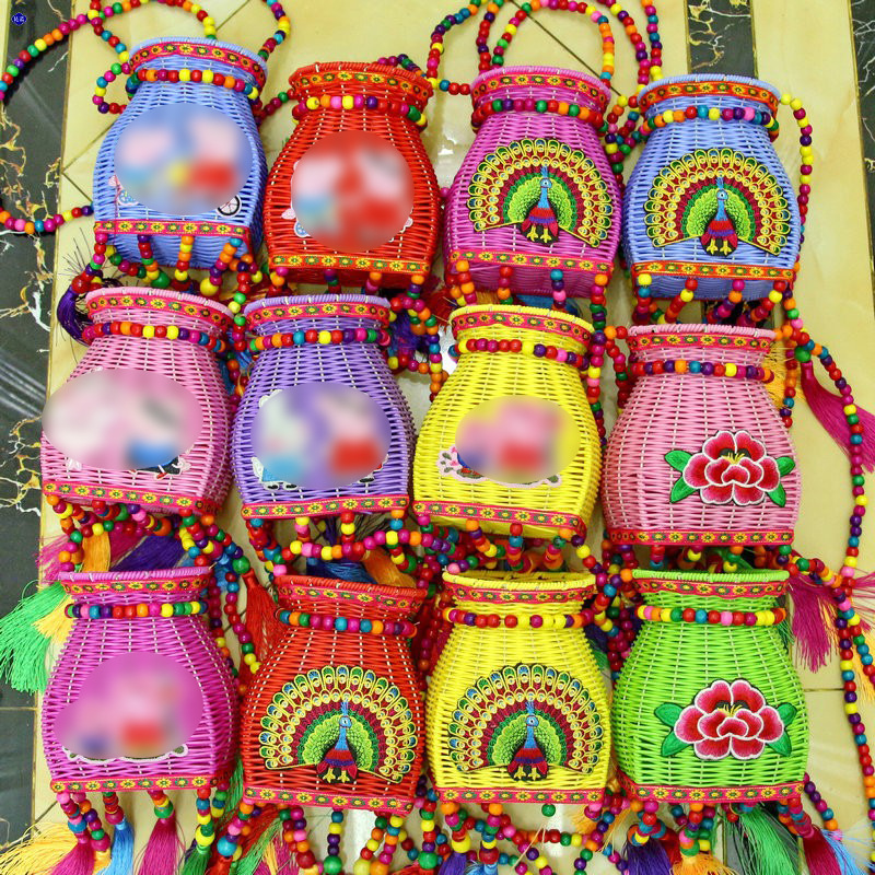 特色云南民族风儿童铃铛佩奇双肩小背篓风铃娃娃彩色编织幼儿玩具