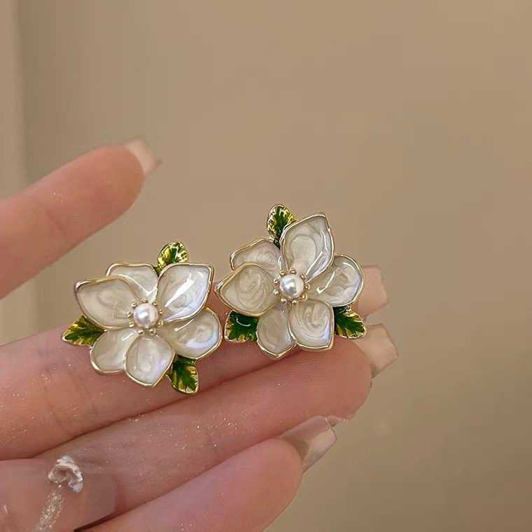 Fresh Green Ear Clip Female Earless Niche Design Earrings High-Grade Tea Series Early Spring Earrings Wholesale