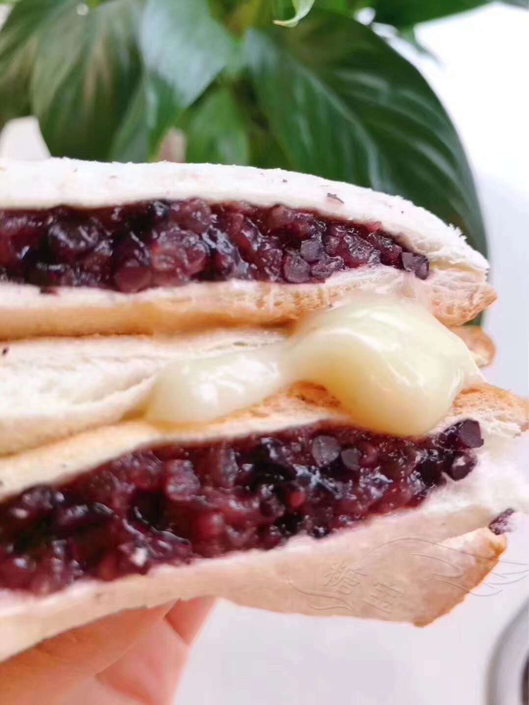 遇见爆浆紫米奶酪面包切片黑米夹心3层吐司新鲜早餐整箱包邮