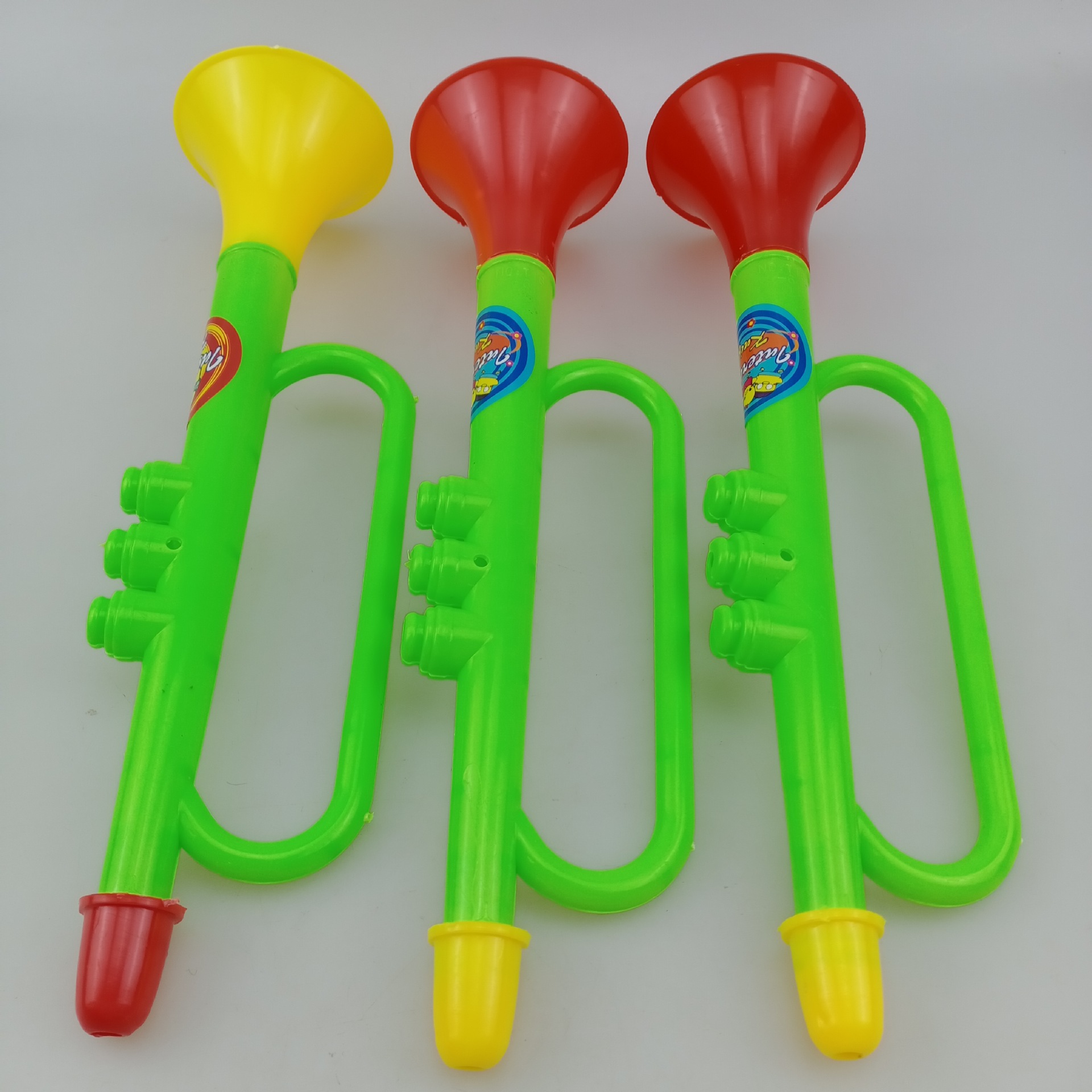 2元批发 卡通大喇叭 可以吹的很响 彩色 唢呐 两元音乐 玩具货源