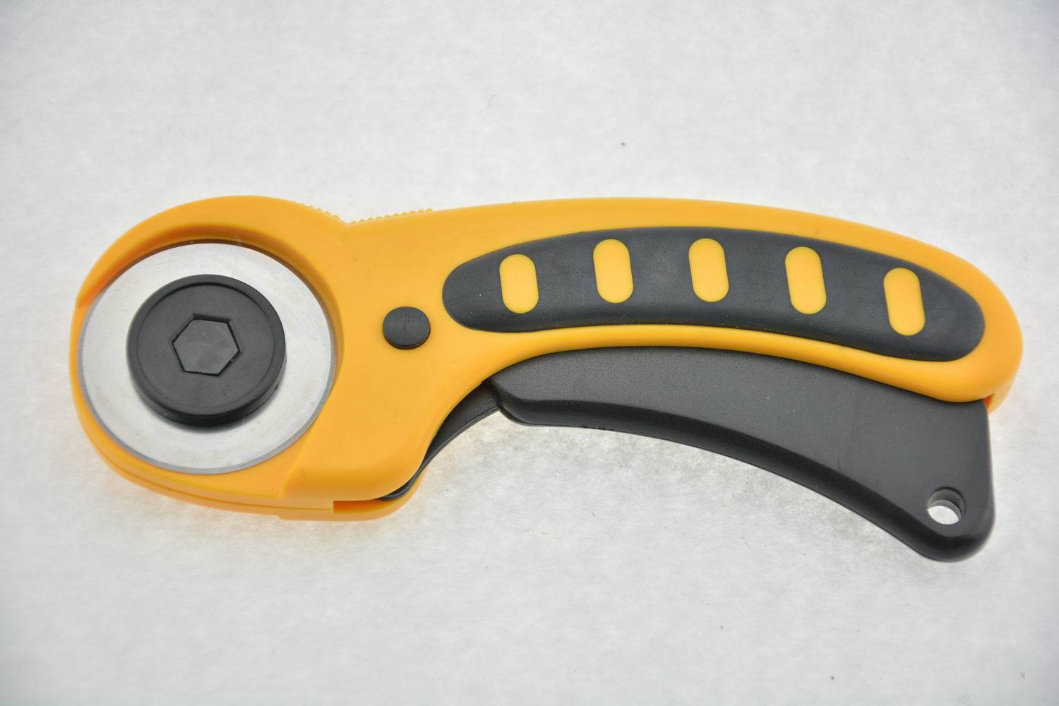 供应厂家双色美工刀圆形地毯 45mm28mm圆刀滚轮刀文具