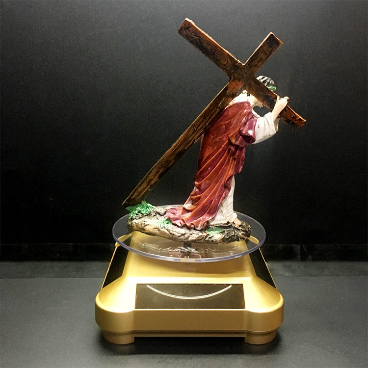 新款太阳能旋转底座款耶稣背十字架汽车摆件天主教圣物饰品