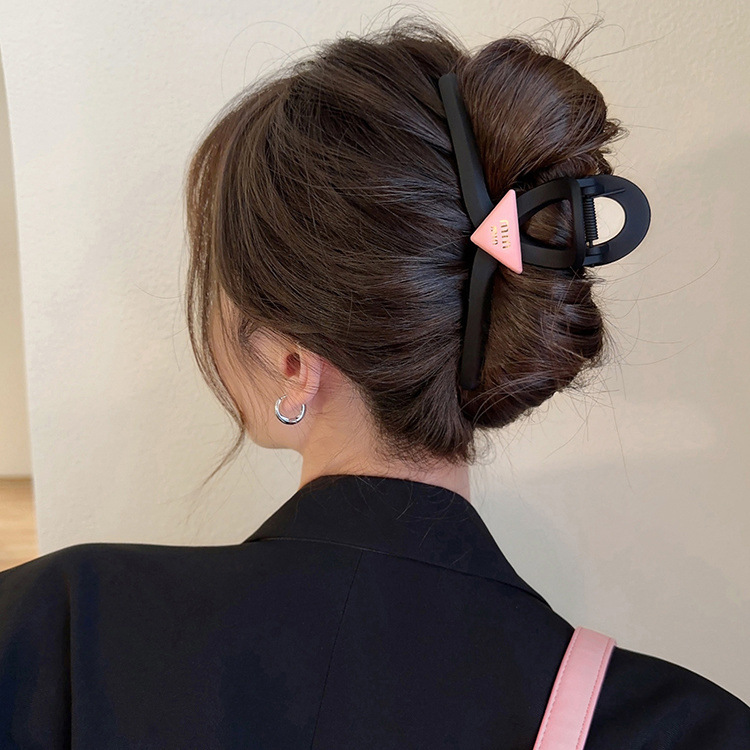 粉色爱心抓夹2024新款甜酷高级感盘发发夹女后脑勺鲨鱼夹夹子头饰