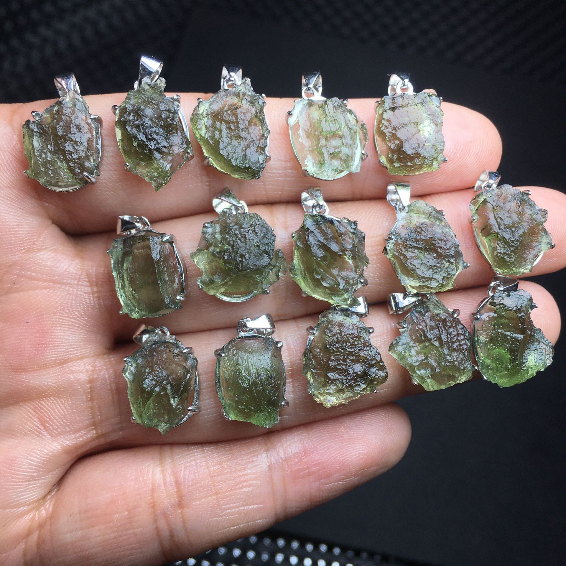 天然捷克陨石吊坠,s925银镶嵌,规格:10×12mm左右,时尚个性款