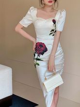 糖力美2024春夏新款白色法式玫瑰印花褶皱弹力方领修身显瘦连衣裙