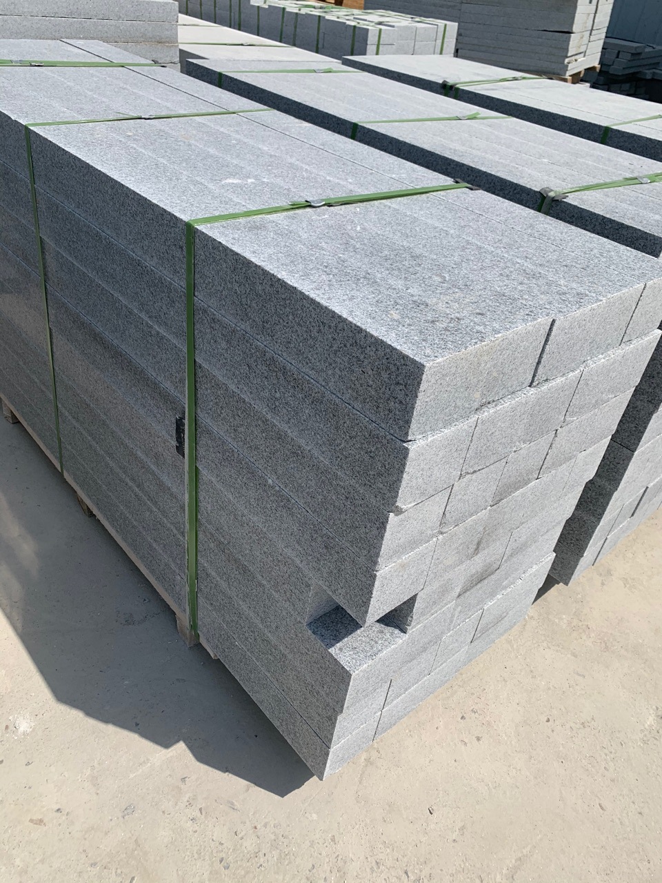 花岗岩灰色光面火烧板芝麻白芝麻黑 小铁灰路岩石路侧石