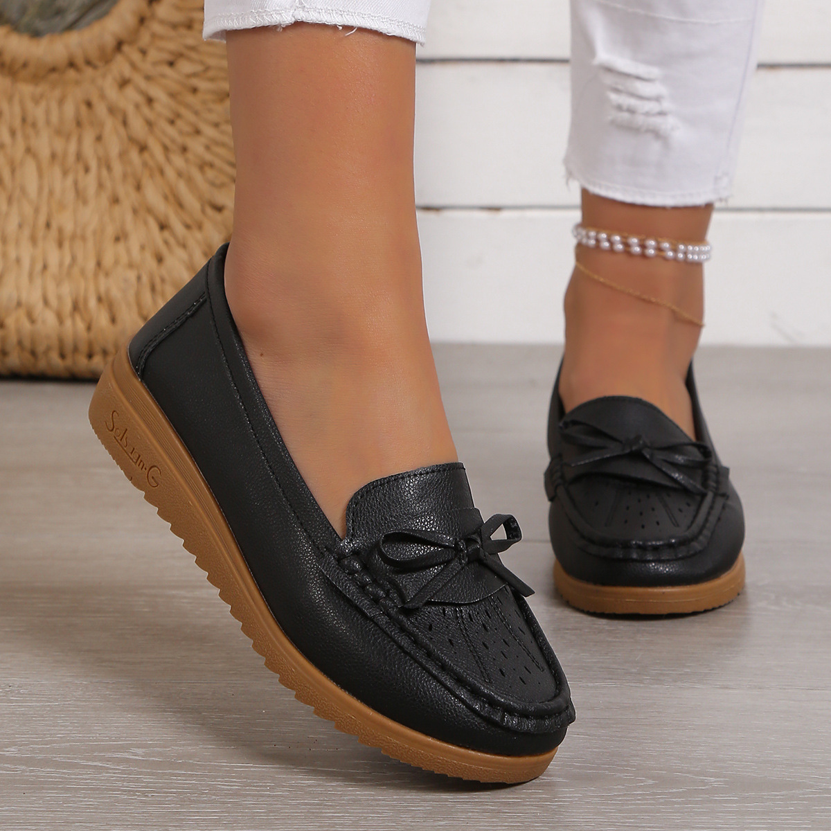 跨境大码春夏季新款皮鞋中老年妈妈鞋女单鞋豆豆鞋皮鞋软底洞洞鞋