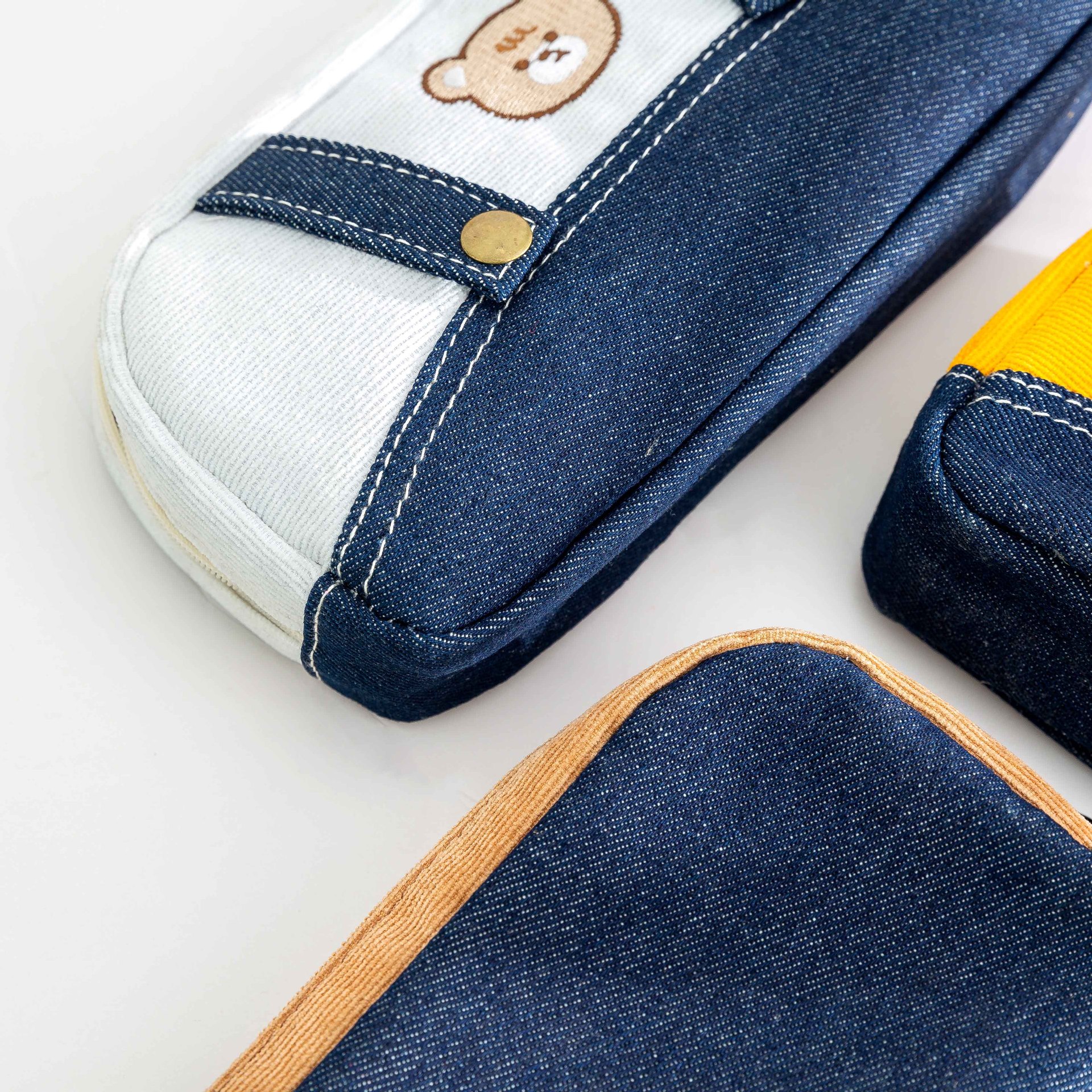 学生可爱卡通文具袋大容量小学初中收纳包创意男女熊灯芯绒笔袋