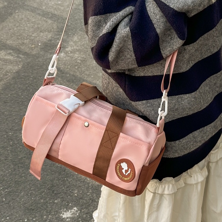 斜挎包女休闲手提单肩圆筒包包2024新款潮流轻便尼龙运动健身包