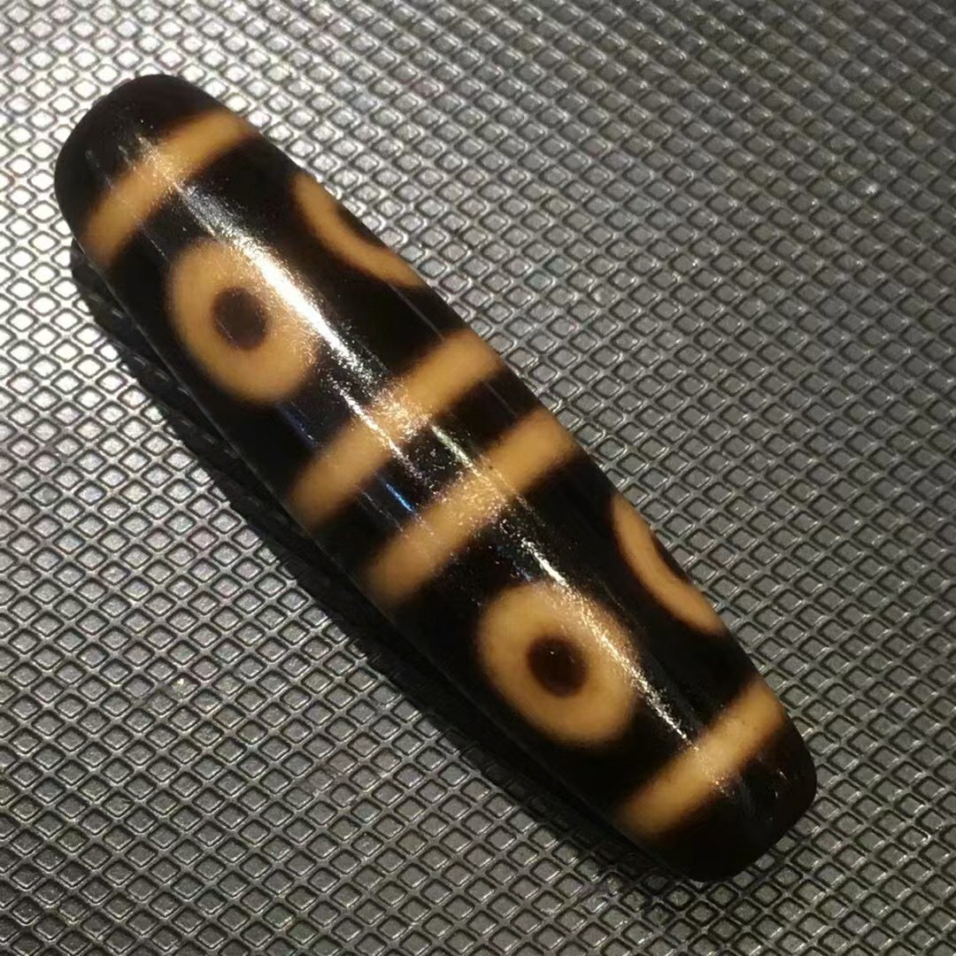 黑金八眼天珠品相佳风化细腻包浆厚重老气古旧值得收藏xy1020